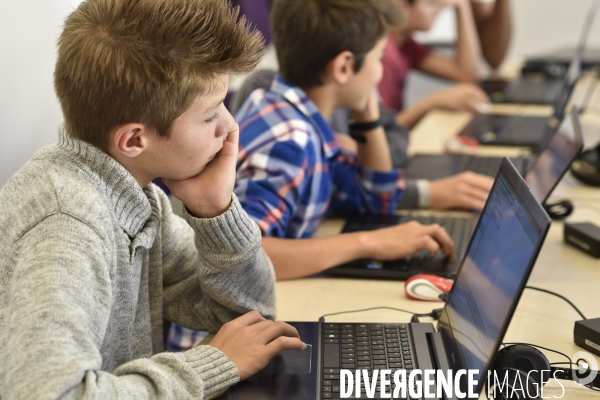 Enfance : apprentissage codage informatique sur ordinateur portable. Childhood: Computer learning.