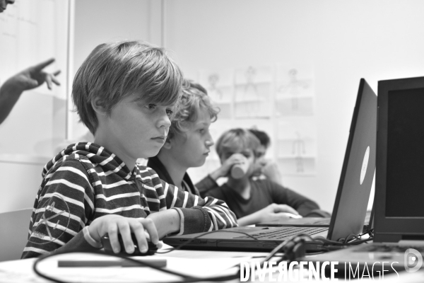 Enfance : apprentissage codage informatique sur ordinateur portable. Childhood: Computer learning.