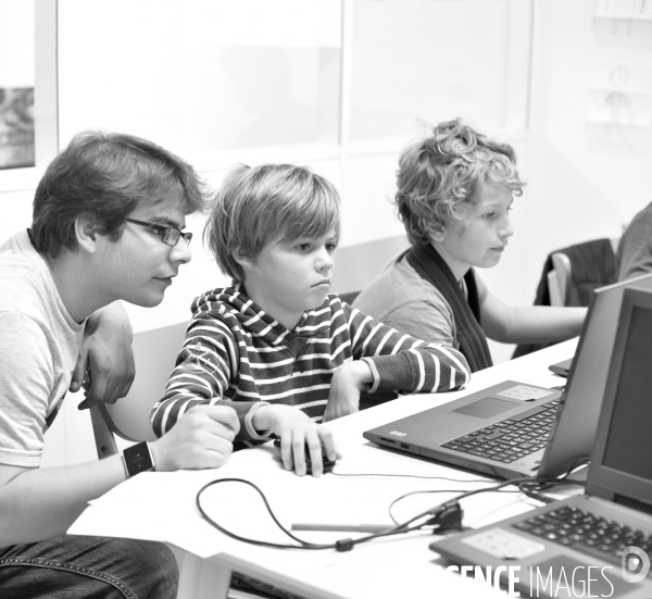 Enfance : apprentissage codage informatique sur ordinateur portable. Childhood: Computer learning.