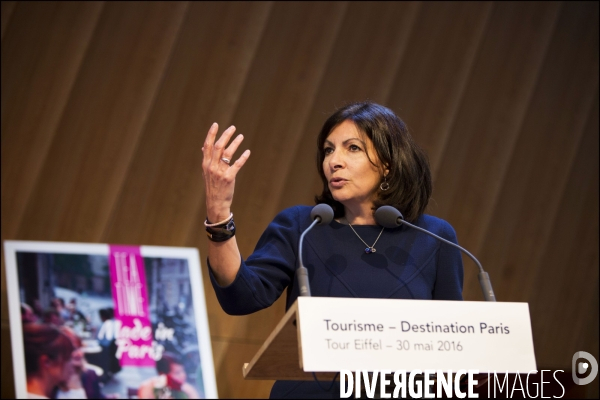 Anne HIDALGO, lance une campagne de promotion de Paris comme destination touristique après la baisse de féquentation observée depuis les attentats de novembre 2015.