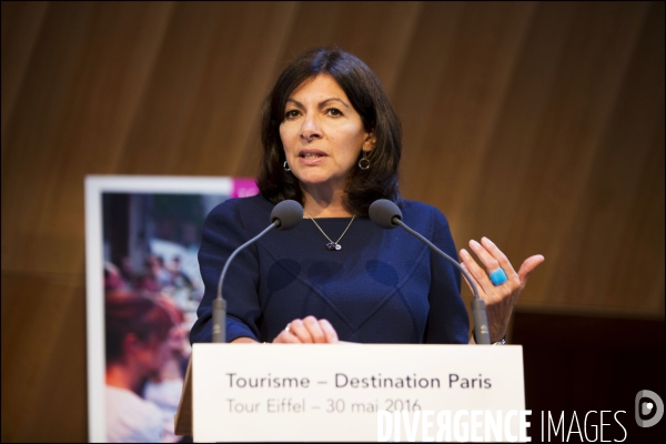 Anne HIDALGO, lance une campagne de promotion de Paris comme destination touristique après la baisse de féquentation observée depuis les attentats de novembre 2015.