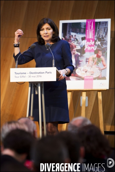 Anne HIDALGO, lance une campagne de promotion de Paris comme destination touristique après la baisse de féquentation observée depuis les attentats de novembre 2015.
