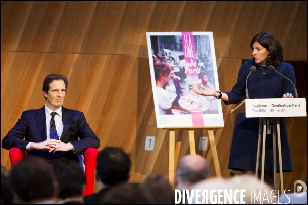 Anne HIDALGO, lance une campagne de promotion de Paris comme destination touristique après la baisse de féquentation observée depuis les attentats de novembre 2015.