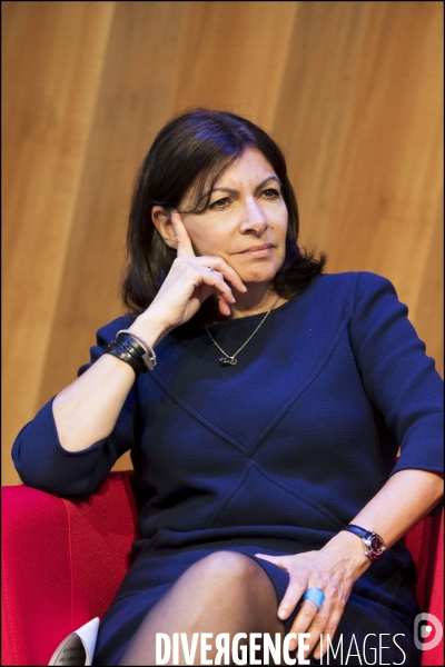 Anne HIDALGO, lance une campagne de promotion de Paris comme destination touristique après la baisse de féquentation observée depuis les attentats de novembre 2015.