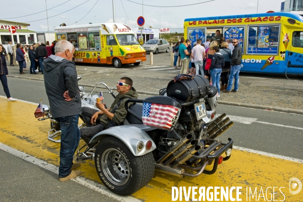 Mai 2016.Un motard deguste une glace sur son roadster style spyder  a trois roues
