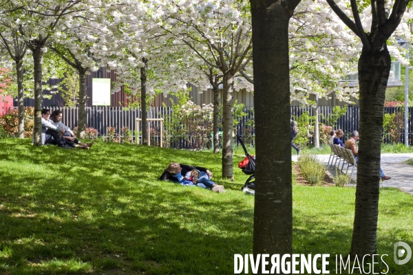 Mai 2016.Une jeune mere et son bebe au parc Martin Luther King dans le nouvel eco-quartier Clichy Batignolles