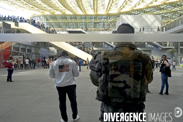 Mai 2016.Un militaire en faction a la canopee au Forum des Halles dans le cadre du plan Vigipirate renforce