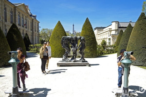 Mai 2016.Au musee Rodin, longues vues positionnees pour regarder les details des Portes de l Enfer