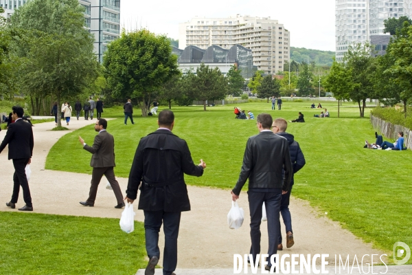 Mai 2016.Vie de bureau.Des cadres au parc de Billancourt avec leur sacs contenant leur dejeuner