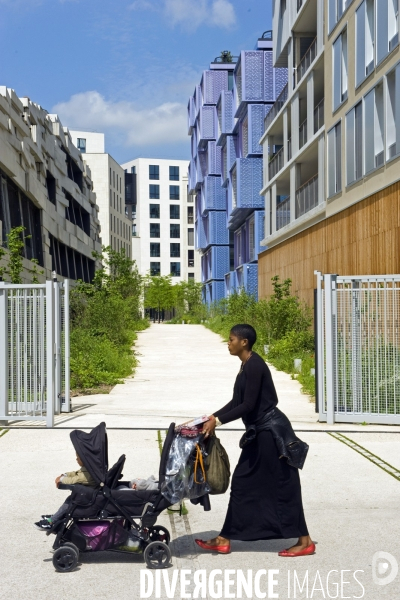 Mai 2016.Dans l eco quartier du Trapeze, une femme et des bebes dans une poussette