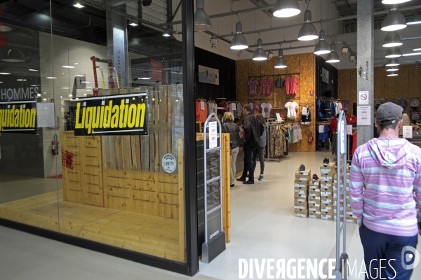 Mai 2016.Liquidation d un magasin de sport a l outlet design centre