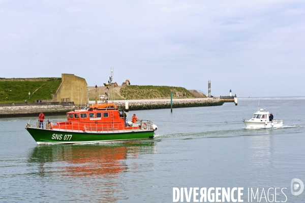 Mai 2016.Une vedette de la SNSM remorque dans le port, un bateau en panne de moteur