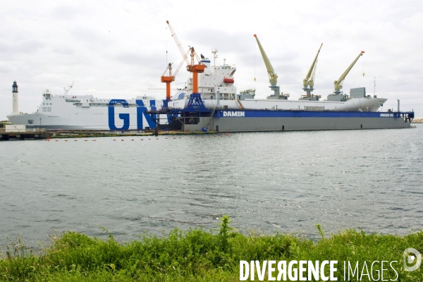 Mai 2016.Reparation navale.Docks flottant dans le port de Dunkerque