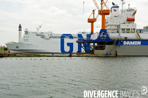 Mai 2016.Reparation navale.Docks flottant dans le port de Dunkerque
