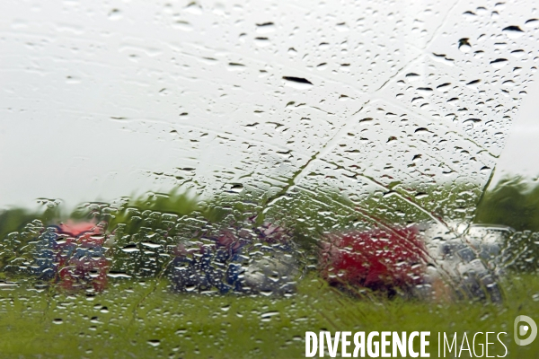 Mai 2016.Au travers du pare brise, sous la pluie , vue d une aire de stationnement de l autoroute A 16