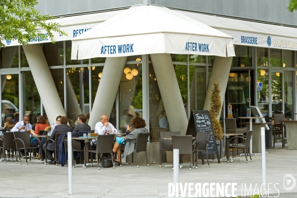 Mai 2016.Des cadres dejeunent en terrasse au cafe de l industrie dans le nouveau quartier du Trapeze