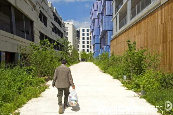 Mai 2016.Dans l eco quartier du Trapeze, un homme revient des courses