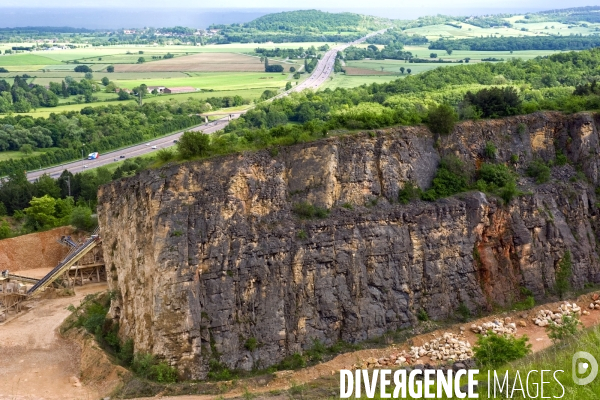 Mai 2016. Carriere abandonnee et l autoroute A6