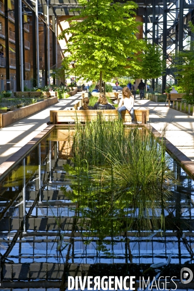 Mai 2016.Le jardin Rosa Luxembourg sous la halle Pajol occupe une ancienne friche ferroviaire.