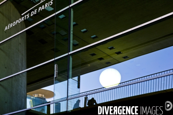 Mai 2016.Le sigle d Aeroport de Paris sur la facade d un terminal  de Charles de Gaulle