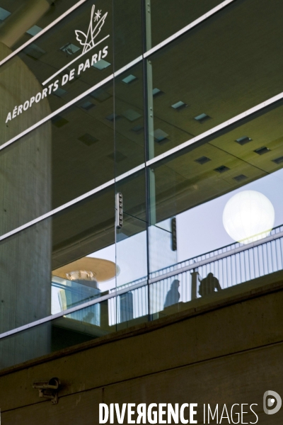 Mai 2016.Le sigle d Aeroport de Paris sur la facade d un terminal  de Charles de Gaulle