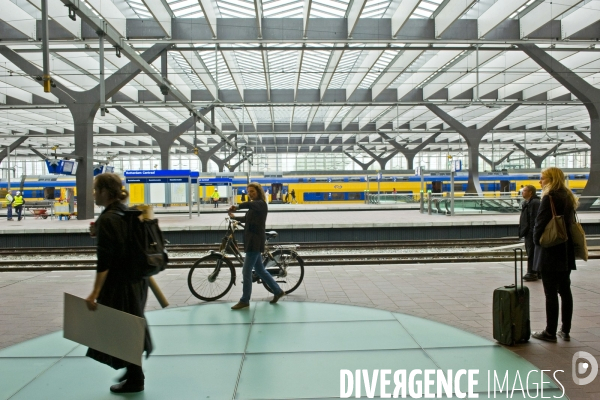 Rotterdam centraal station, la gare la plus moderne et la plus belle  du pays.