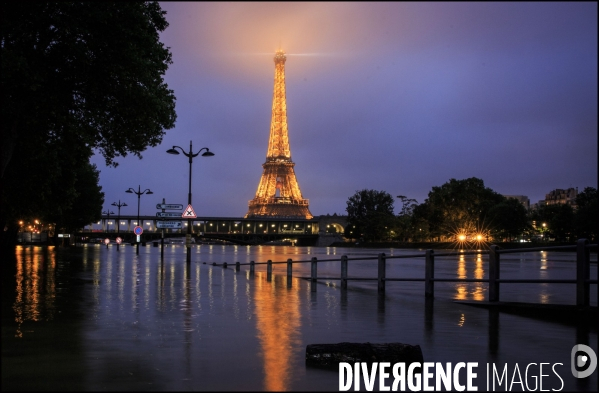 La Seine en crue à Paris atteint un niveau élevé mais loin des inondations de 1910.