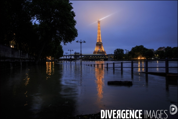 La Seine en crue à Paris atteint un niveau élevé mais loin des inondations de 1910.