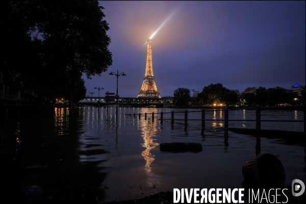 La Seine en crue à Paris atteint un niveau élevé mais loin des inondations de 1910.