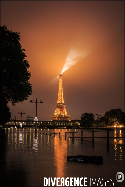 La Seine en crue à Paris atteint un niveau élevé mais loin des inondations de 1910.