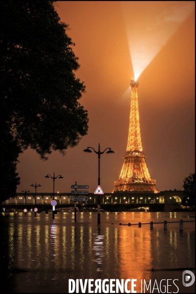 La Seine en crue à Paris atteint un niveau élevé mais loin des inondations de 1910.