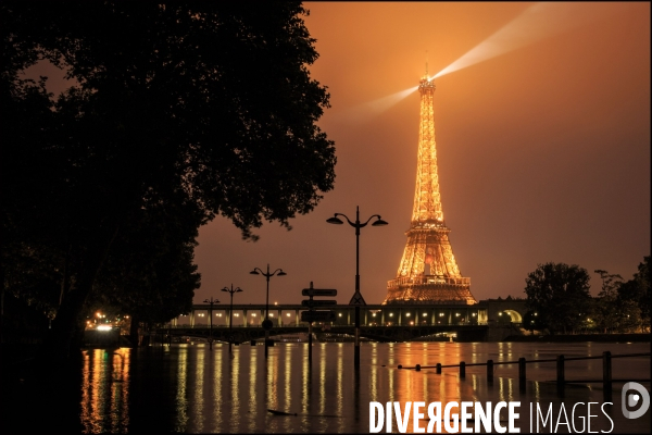 La Seine en crue à Paris atteint un niveau élevé mais loin des inondations de 1910.