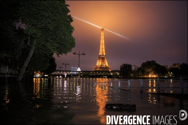 La Seine en crue à Paris atteint un niveau élevé mais loin des inondations de 1910.