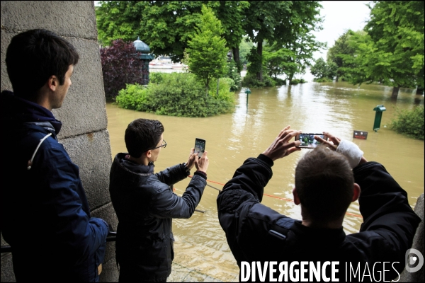 La Seine en crue à Paris atteint un niveau élevé mais loin des inondations de 1910.