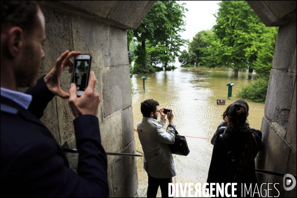 La Seine en crue à Paris atteint un niveau élevé mais loin des inondations de 1910.