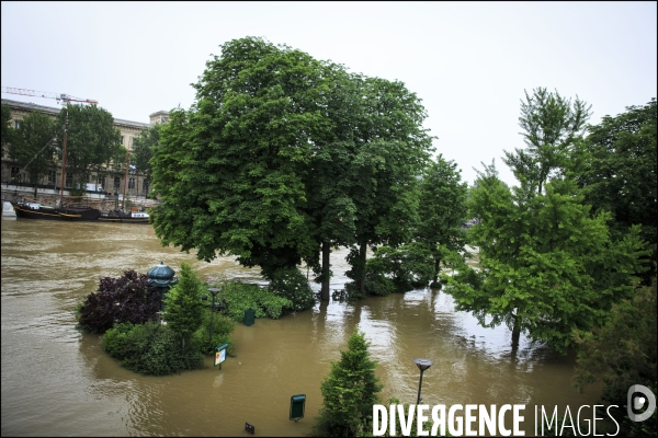 La Seine en crue à Paris atteint un niveau élevé mais loin des inondations de 1910.