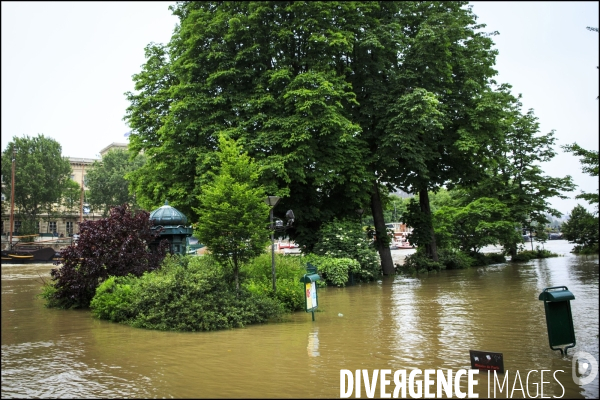 La Seine en crue à Paris atteint un niveau élevé mais loin des inondations de 1910.