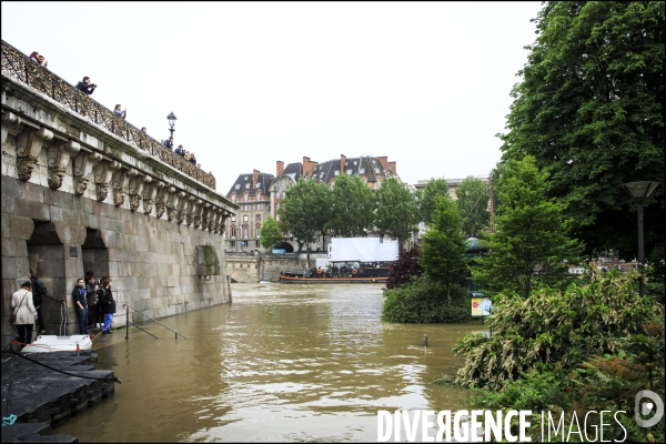 La Seine en crue à Paris atteint un niveau élevé mais loin des inondations de 1910.