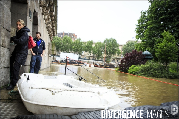 La Seine en crue à Paris atteint un niveau élevé mais loin des inondations de 1910.