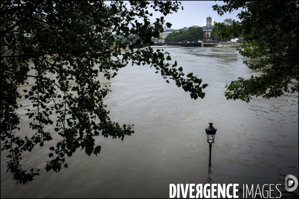 La Seine en crue à Paris atteint un niveau élevé mais loin des inondations de 1910.