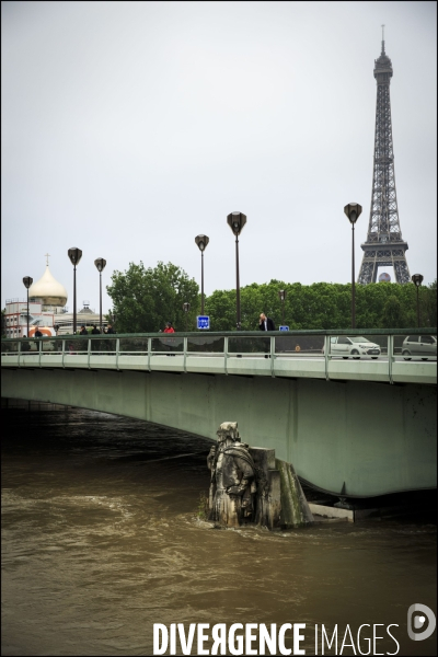 La Seine en crue à Paris atteint un niveau élevé mais loin des inondations de 1910.