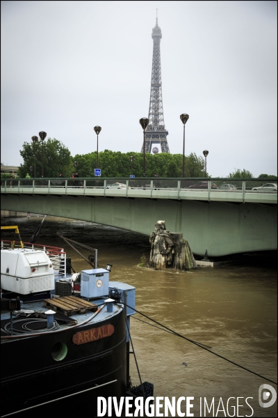 La Seine en crue à Paris atteint un niveau élevé mais loin des inondations de 1910.