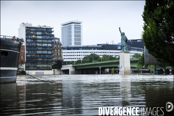 La Seine en crue à Paris atteint un niveau élevé mais loin des inondations de 1910.