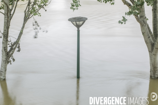 Evocation de la crue exceptionnelle de la Seine à Paris, juin 2016.