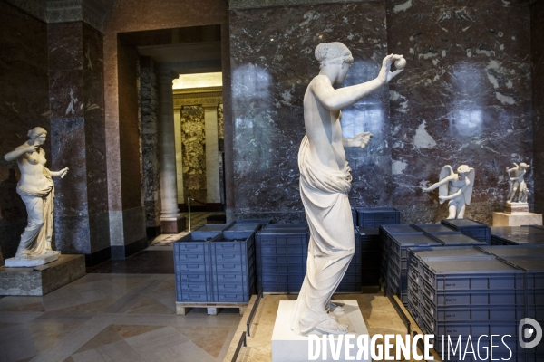 En raison d une crue de la Seine importante, le musée du Louvre déplace ses oeuvres d art depuis les réserves au sous-sol, jusque dans les salles du département des antiquités grecques et romaines du musée pour les mettre à l abri.