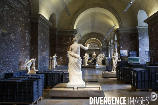 En raison d une crue de la Seine importante, le musée du Louvre déplace ses oeuvres d art depuis les réserves au sous-sol, jusque dans les salles du département des antiquités grecques et romaines du musée pour les mettre à l abri.