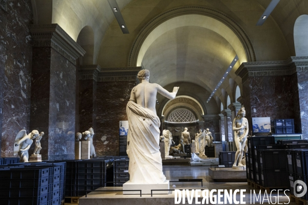 En raison d une crue de la Seine importante, le musée du Louvre déplace ses oeuvres d art depuis les réserves au sous-sol, jusque dans les salles du département des antiquités grecques et romaines du musée pour les mettre à l abri.