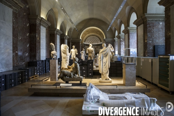 En raison d une crue de la Seine importante, le musée du Louvre déplace ses oeuvres d art depuis les réserves au sous-sol, jusque dans les salles du département des antiquités grecques et romaines du musée pour les mettre à l abri.