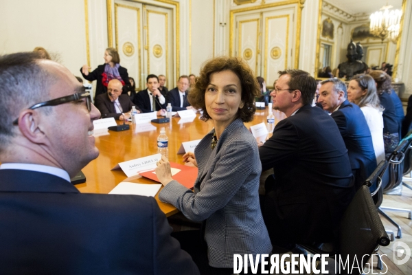 En raison d une crue de la Seine importante, le musée du Louvre déplace ses oeuvres d art depuis les réserves au sous-sol, jusque dans les salles du département des antiquités grecques et romaines du musée pour les mettre à l abri.