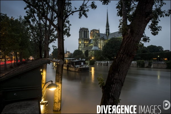 La crue exceptionnelle de la Seine à Paris stabilisée à 6,09 m provoque des inondations sur les berges